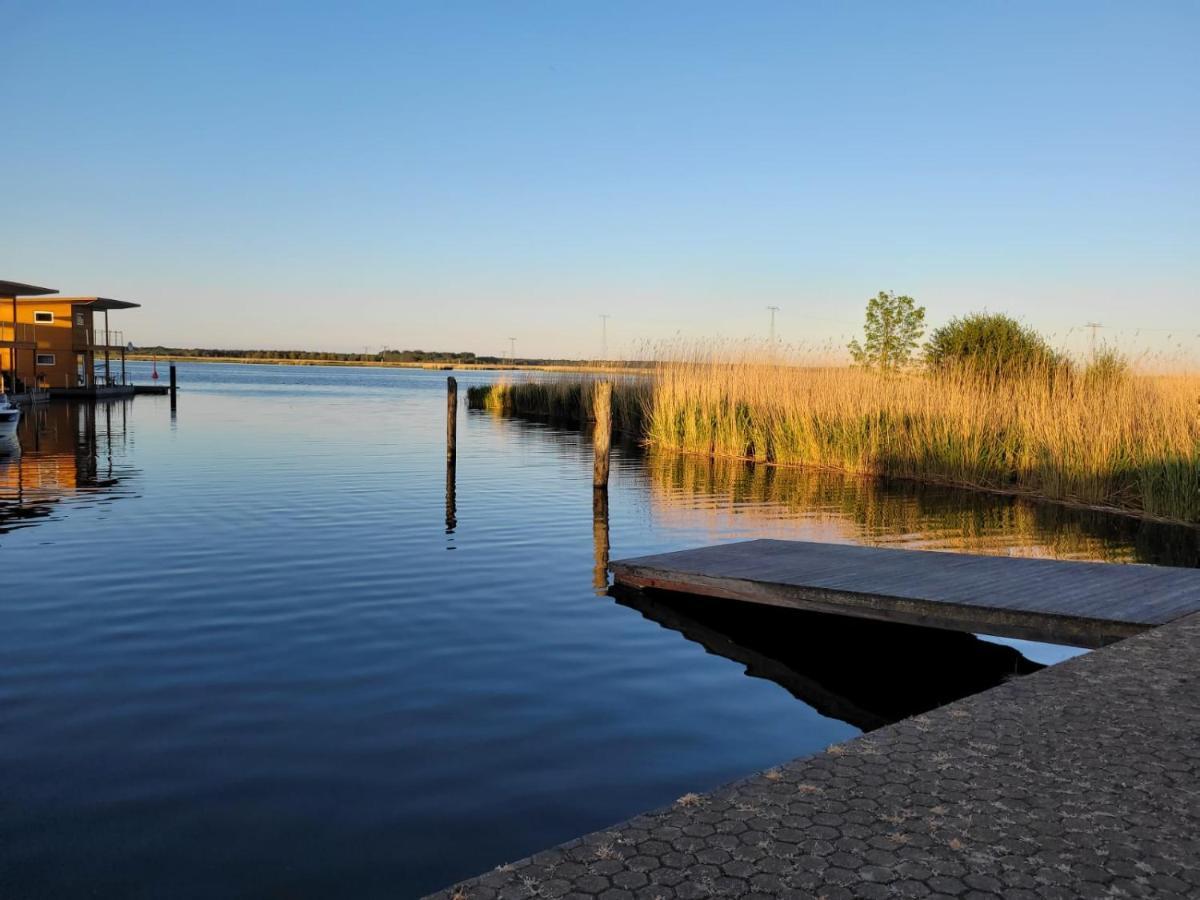 Hotel 4 Sterne Dtv Floating House à Kröslin Extérieur photo